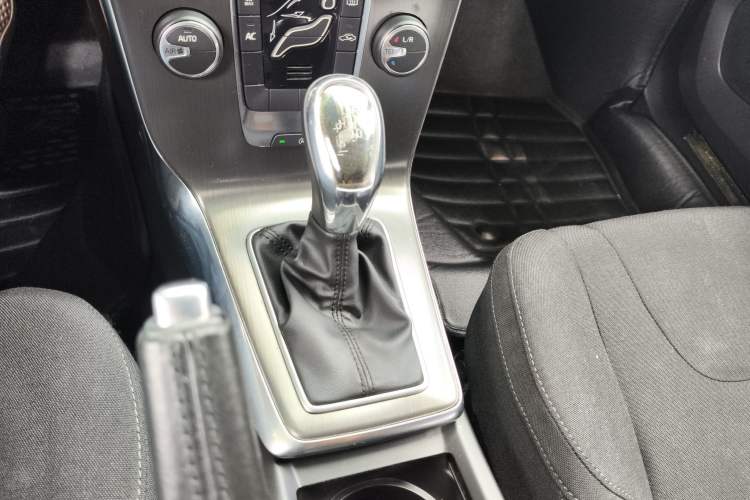 Used Volvo V40 2013 2.0T Zhiyi Edition