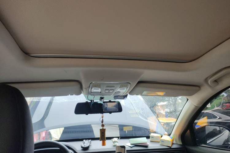 Used Sinotruk VGV U70 2020 1.5T Manual Luxury Edition 7 Seats Headliner