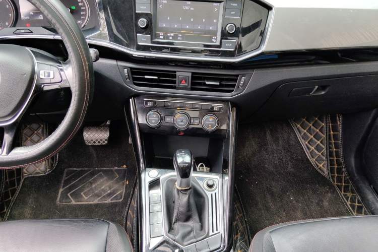 Used Volkswagen Tayron 2019 330TSI Two-Wheel Drive Luxury Model China VI Standard Audio And AC Panel