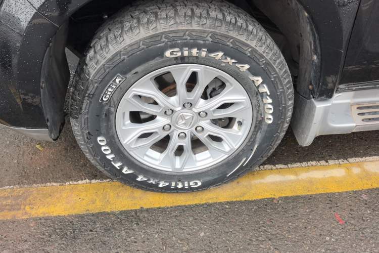 Used JMC Yusheng S350 2016 2.4T Automatic 2WD Diesel Luxury Version with Sunroof 5 Seats
