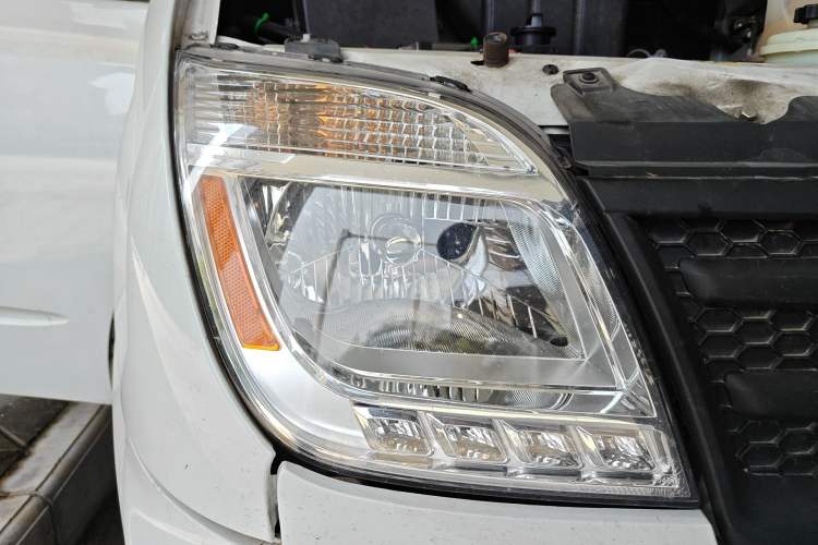 Used SAIC MAXUS Xintu V80 2021 2.0T AMT Classic Aoyuntong Short Wheelbase Mid-Roof 5/6-Seater
