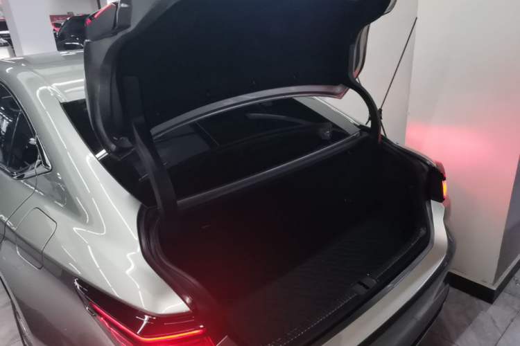 Used Lexus ES 2025 300h Deluxe Edition
