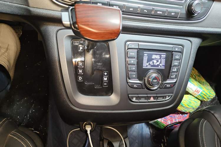 Used SAIC MAXUS G10 2016 2.0T Automatic Elite Edition Gear Lever