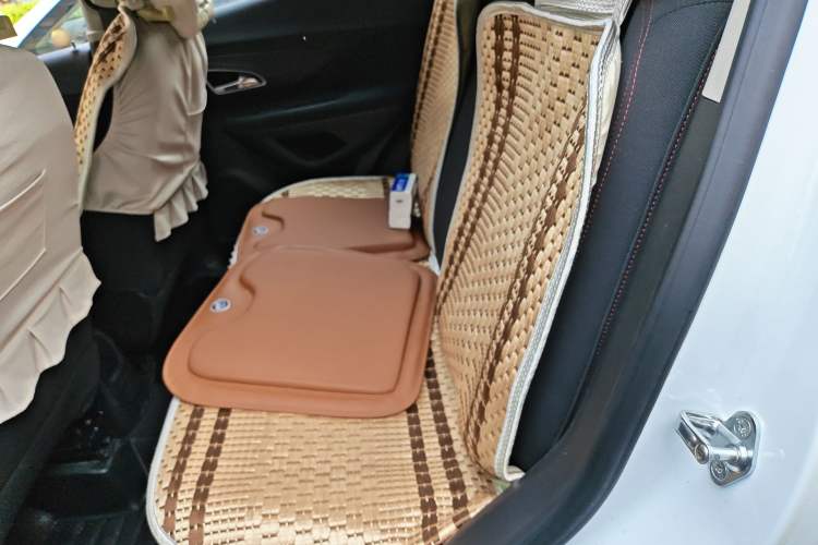 Used Buick Encore 2015 1.4T Automatic Two-Wheel Drive Urban Elite Version Left Rear Seat