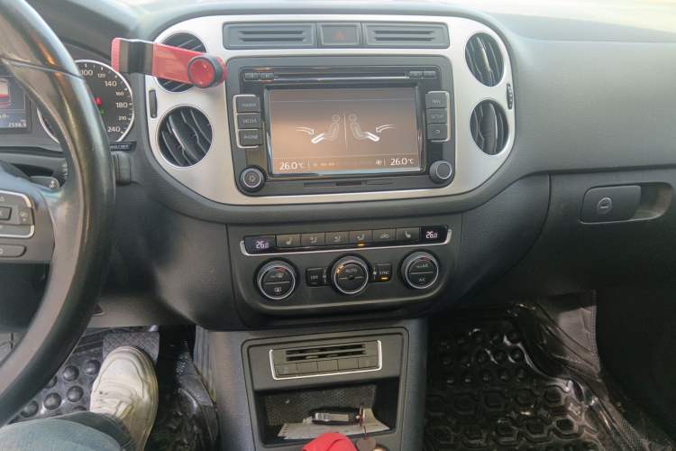 Used Volkswagen Tiguan 2015 1.8TSI Automatic Two-Wheel Drive Luxury Model Audio And AC Panel