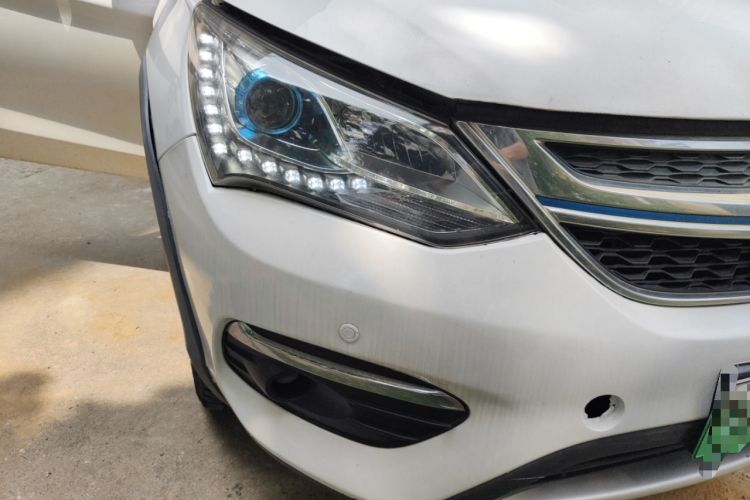 Used BYD Song New Energy 2017 Song DM 1.5TID All-Wheel Drive Prestige Model Right Front Headlight