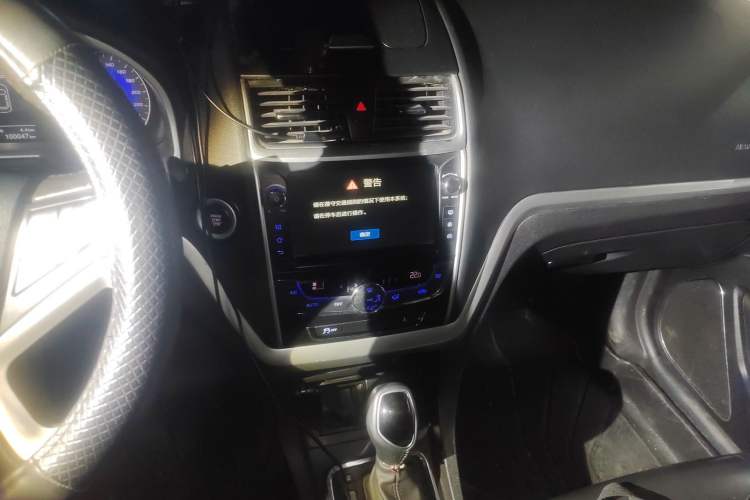 Used Geely Auto Emgrand 2015 Sedan 1.3T CVT Upward Edition Audio And AC Panel