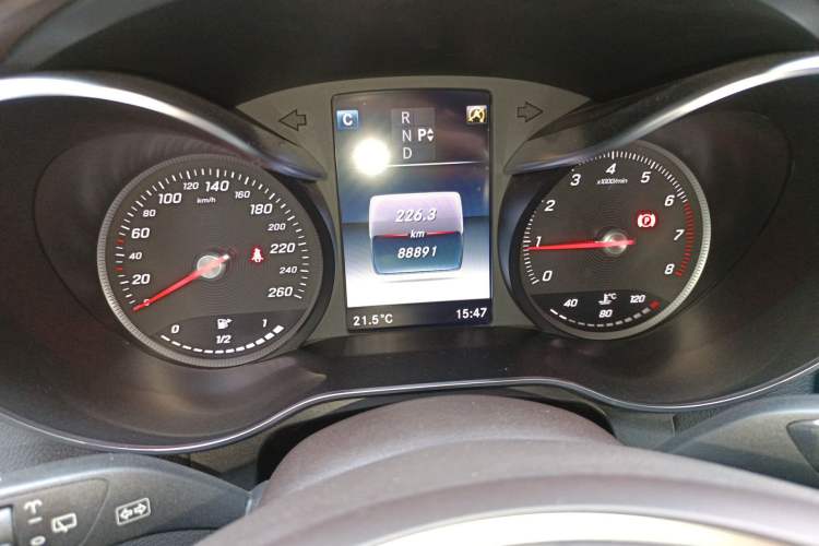 Used Mercedes-Benz GLC 2019 GLC 260 L 4MATIC Dynamic Model Odometer Close Up