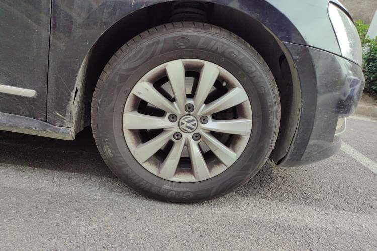 Used Volkswagen Passat 2013 1.4TSI Manual Luxury Edition Right Front Wheel Hub