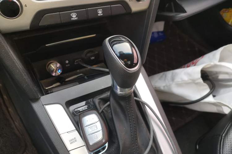 Used Hyundai Elantra (6th Generation / Lingdong) 2016 1.6L Automatic ZhiXuan – Elite Version Gear Lever