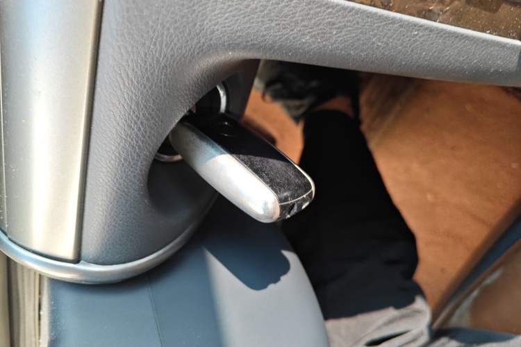 Used Volkswagen Phaeton 2011 4.2L V8 4-seat Extended-Range Individual Edition Vehicle Key