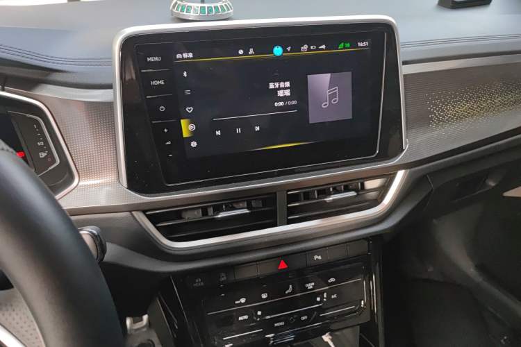 Used Volkswagen T-ROC 2024 300TSI DSG Two-Wheel-Drive Chen Guang Edition Audio And AC Panel