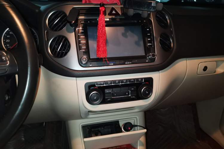 Used Volkswagen Tiguan 2012 1.8TSI Automatic All-Wheel Drive Elite Edition Audio And AC Panel