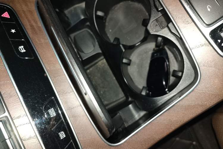 Used Mercedes-Benz E-Class 2022 Second Facelift E 300 L Fashion Edition Interior 1