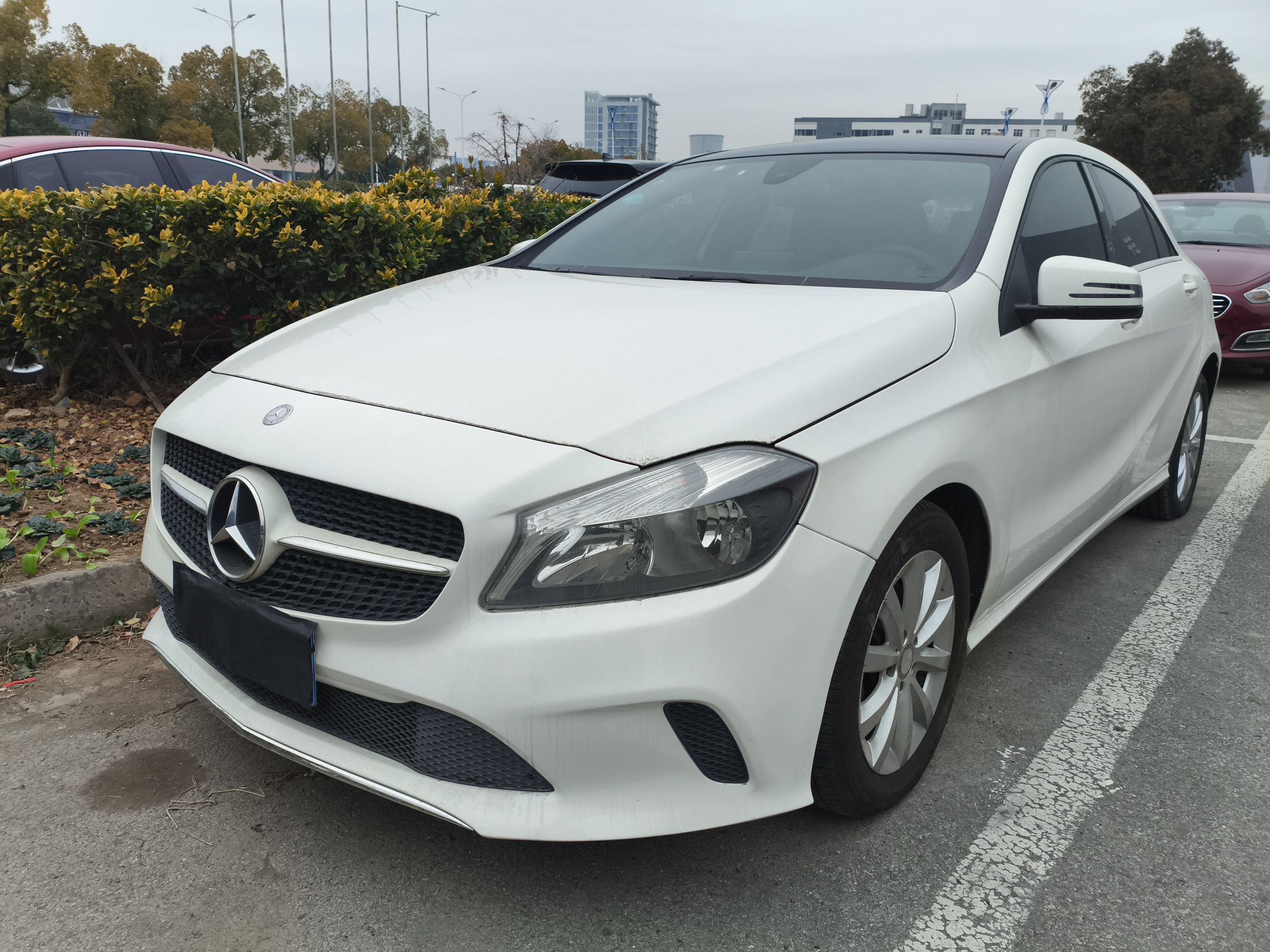 Под передней частью автомобиля