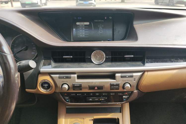 Used Lexus ES 2015 300h Comfort Edition
