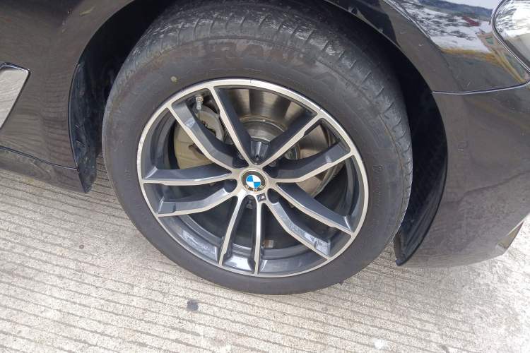 Used BMW 5 Series 2021 525Li M Sport Package Right Front Wheel Hub