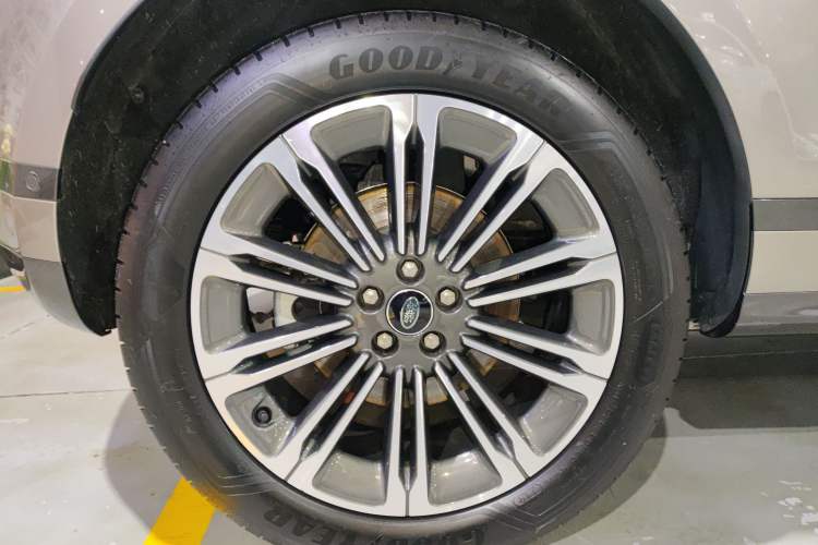 Used Land Rover Range Evoque 2024 Aurora L 249 PS Glowing Limited Edition Right Rear Wheel Hub