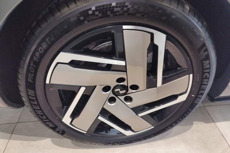 Used ONVO Luxeed L90 2025 Model—Max Six-Seater Version Right Rear Wheel Hub