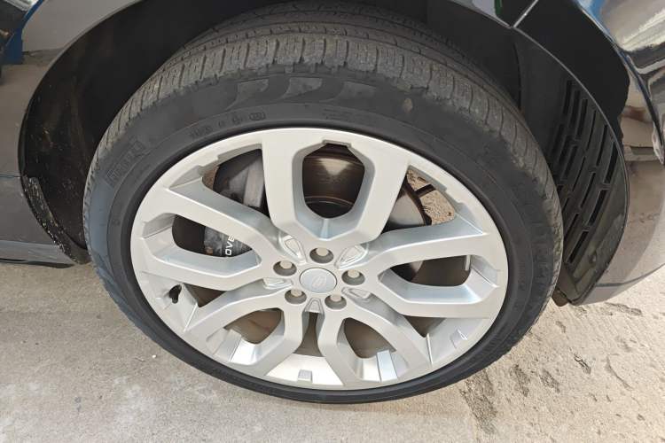 Used Land Rover Range 2022 3.0 L6 400 PS Classic Extended Version Right Front Wheel Hub