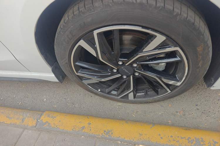 Used Lynk & Co 03 2025 1.5TD DCT Champion Edition Pro Right Front Wheel Hub