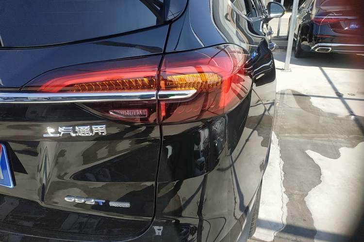 Used Buick Envision 2023 Encore Plus 652T Five-Seat All-Wheel-Drive Luxury Model
