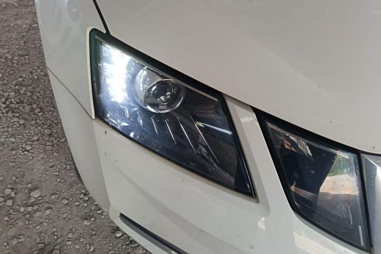 Used Skoda Octavia 2019 1.5L Automatic Smart Drive Luxury Edition China VI Standard Right Front Headlight