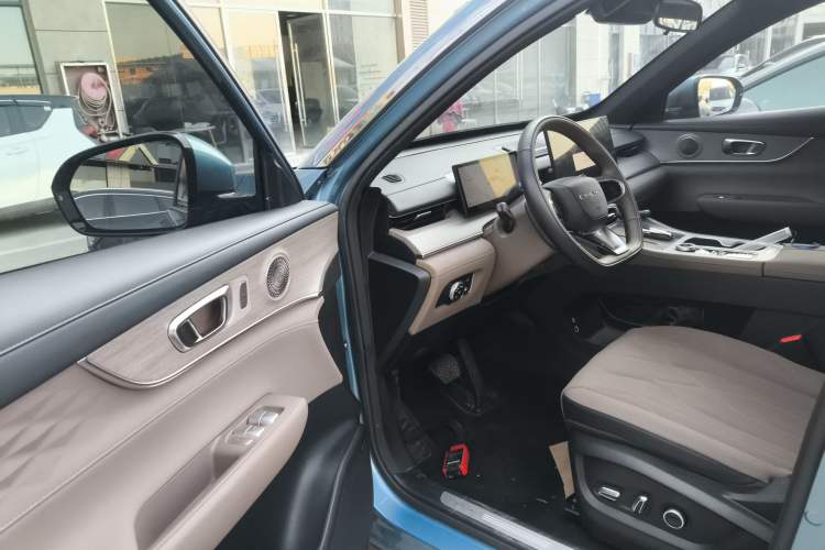 Used Chery Tiggo 8 PLUS C-DM 2025 1.5T 116 km Prestige Version 5 Seats
