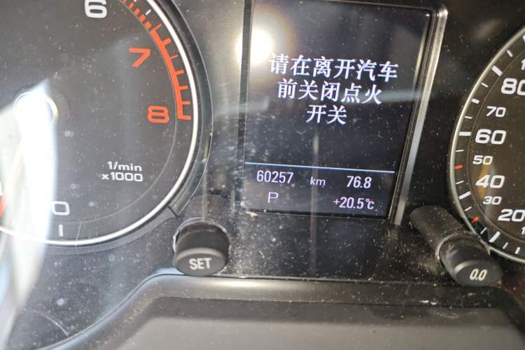 Used Audi Q5 2015 40 TFSI Comfort Model Odometer Close Up