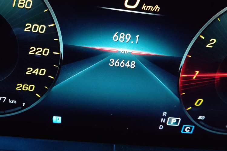 Used Mercedes-Benz E-Class 2022 E 260 L Odometer Close Up