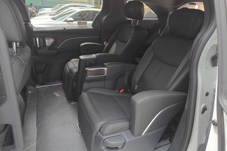 Used Toyota Sienna 2024 2.5L Hybrid Ultimate Edition