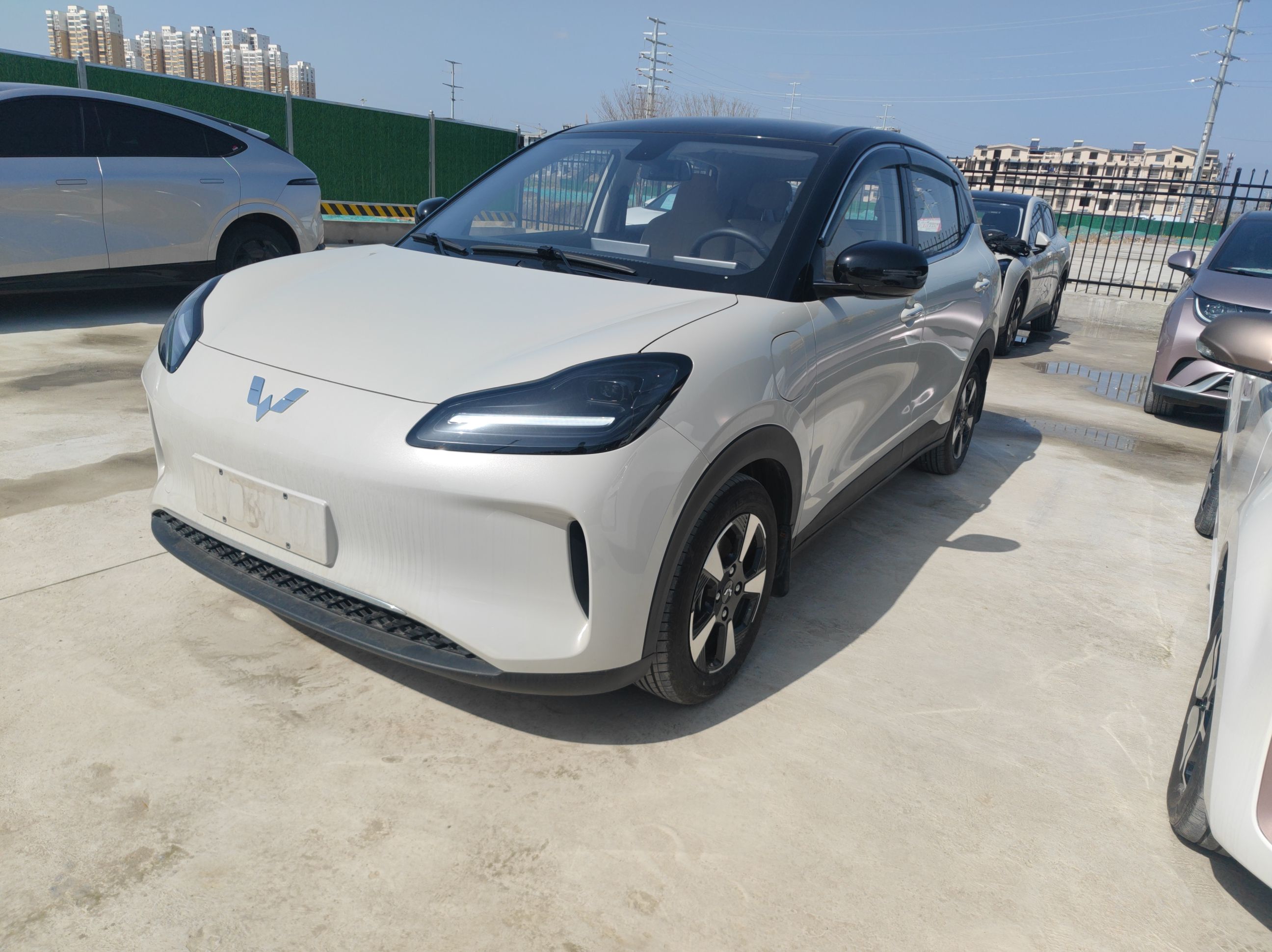 Под передней частью автомобиля