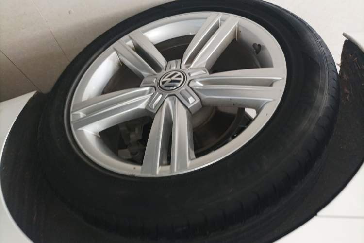 Used Volkswagen Lamando 2015 280TSI DSG Comfort Edition Right Rear Wheel Hub