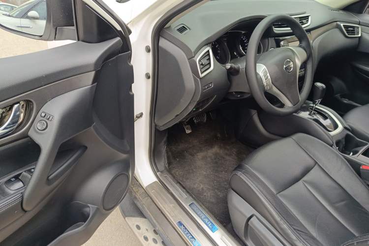 Used Nissan X-Trail 2015 2.0L CVT Comfort MAX Edition 2WD Driver Seat