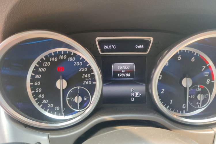 Used Mercedes-Benz M-Class 2015 ML 320 4MATIC Odometer Close Up