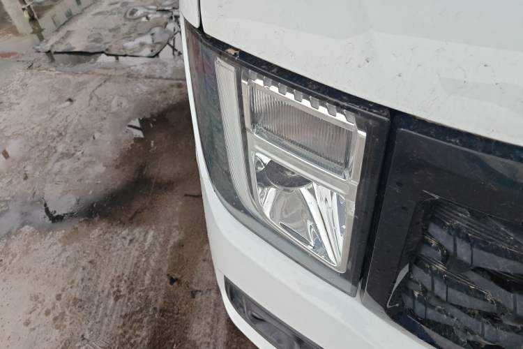 Used JMC Fushun 2022 2.0T Manual Multi-Function Passenger Vehicle Short Wheelbase Low Roof 6-Seater Right Front Headlight