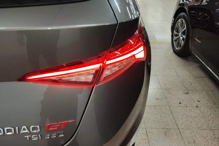 Used Skoda Kodiaq GT 2019 TSI330 Two-Wheel-Drive Luxury Edition China VI Standard Right Rear Taillight