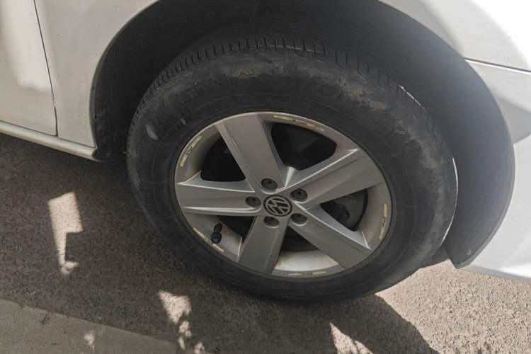 Used Volkswagen Bora 2014 1.6L Manual Fashion Edition Right Front Wheel Hub