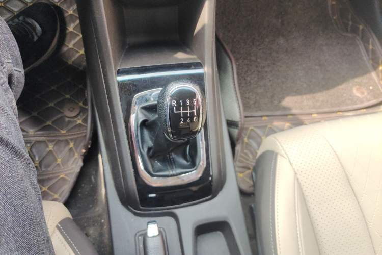 Used Baojun 310W 2017 1.5L Manual Fashion Model China V