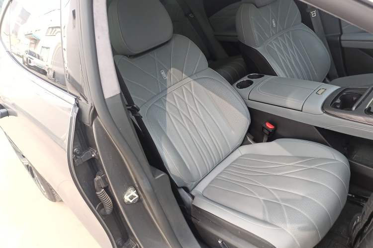 Used Geely Galaxy E8 2025 700 km Long-Range Intelligent Driving Version Right Front Seat