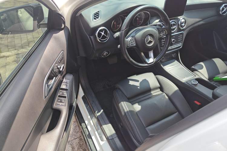 Used Mercedes-Benz GLA 2018 GLA 220 4MATIC Sport Edition Driver Seat