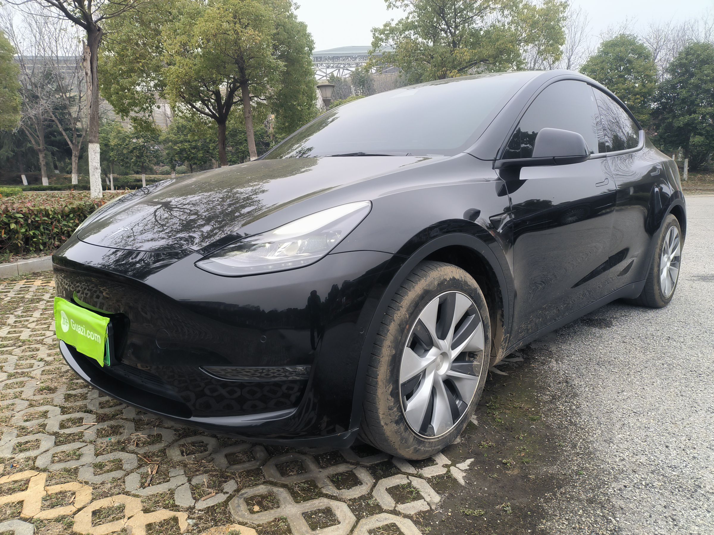 Под передней частью автомобиля