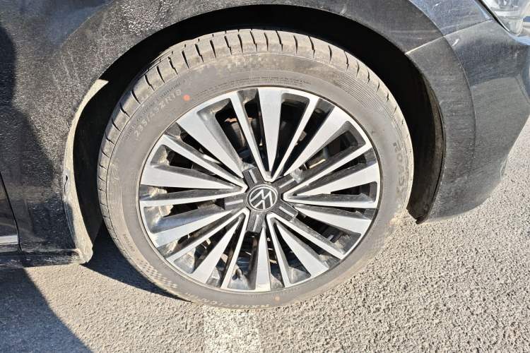 Used Volkswagen Passat 2020 Revised Version 330TSI Luxury Edition China VI Standard Right Front Wheel Hub
