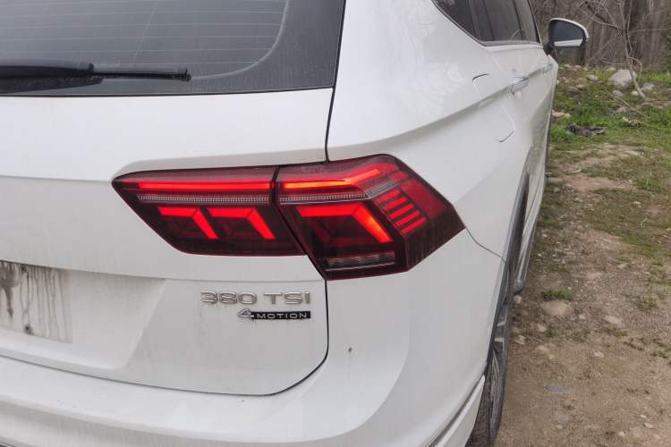 Used Volkswagen Tiguan L 2023 380TSI Automatic All-Wheel Drive R-Line Enhanced 7-Seater Right Rear Taillight