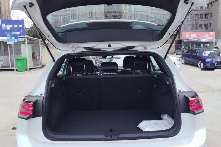 Used Volkswagen Golf 2025 300TSI R-Line
