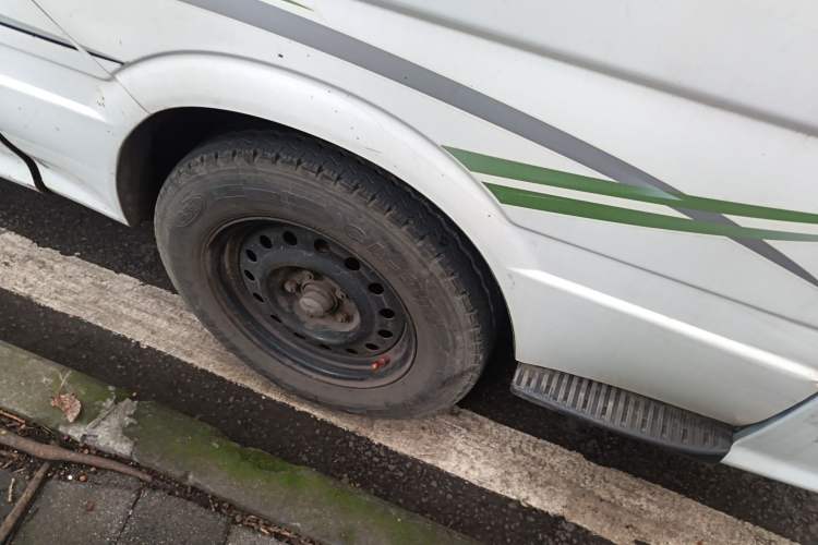 Used Jinbei Hiace 2011 2.0L 5th Generation Kuaiyunwang Standard Version 4G19 Right Front Wheel Hub