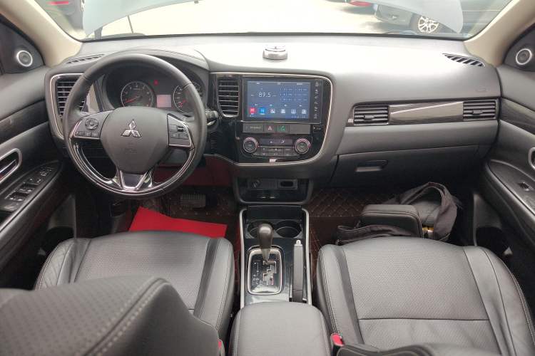 Used Mitsubishi Outlander 2018 2.0L Two-Wheel Drive Glory Edition 5 Seats Center Console