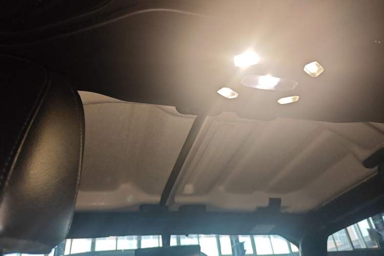 Used Jeep Wrangler 2019 2.0T Sahara Four-Door Brilliant Top Version China VI Emission Standard