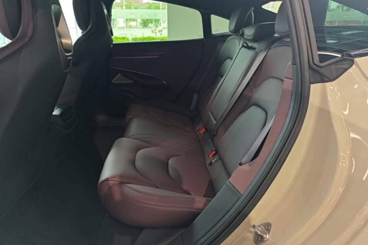 Used Xiaomi Auto SU7 2024 Four-Wheel Drive Ultra-Long Range Advanced Intelligent Driving Max Edition