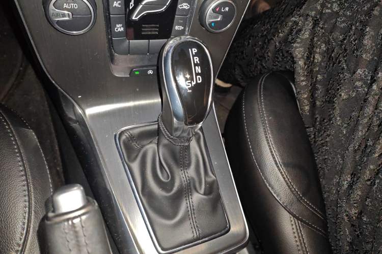 Used Volvo V40 2016 T3 Zhiyi Edition